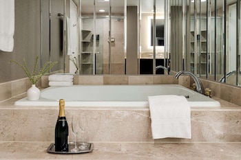 Suite, 1 King Bed, Jetted Tub