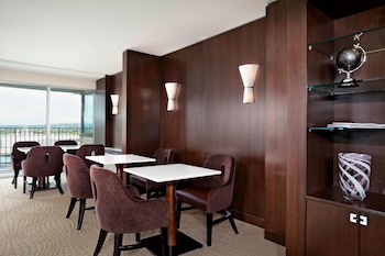 Deluxe Room, 1 King Bed (Guest, Club lounge access)