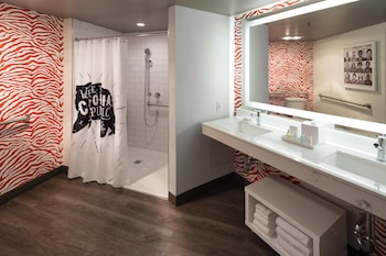 Room, 2 Queen Beds, Mobility Accessible (Urban | Roll-in Shower)