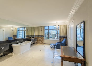 Executive Suite, Corner (Regency)