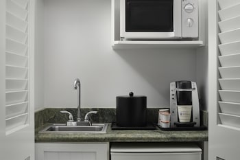 Standard Room, 1 King Bed, Balcony, Ocean View (2nd Floor)