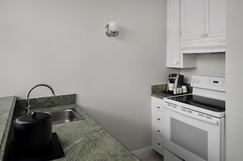 Standard Room, 1 Queen Bed, Non Smoking, Kitchenette (1st Floor)