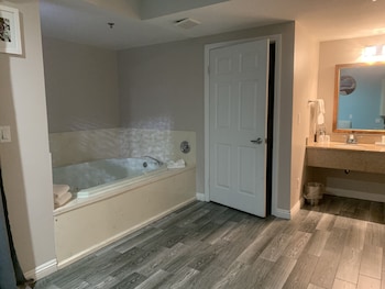 King Spa Suite w/ Private Balcony
