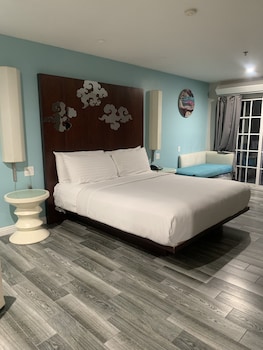 King Spa Suite w/ Private Balcony
