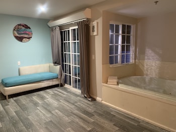King Spa Suite w/ Private Balcony