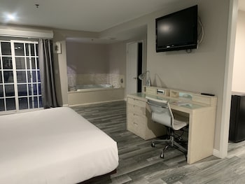 King Spa Suite w/ Private Balcony