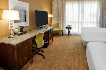 Room, 2 Queen Beds, Airport View