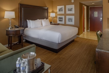 Deluxe Room, 1 King Bed, Courtyard View