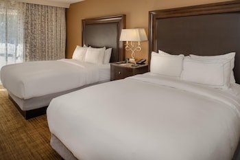 Room, 2 Queen Beds, Airport View