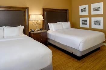 Room, 2 Queen Beds, Airport View