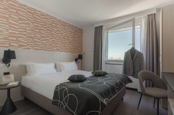 Standard Double Room, Non Smoking, Partial Lake View