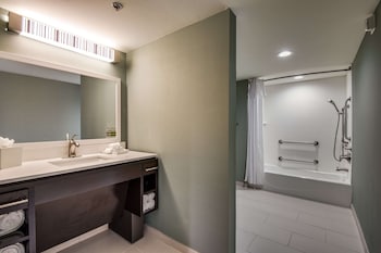 Studio, 1 Queen Bed, Accessible, Bathtub (Mobility & Hearing)