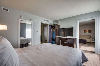 Suite, 1 Queen Bed, Accessible (Mobility & Hearing, Roll-in Shower)