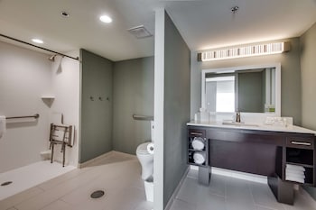Suite, 1 Queen Bed, Accessible (Mobility & Hearing, Roll-in Shower)