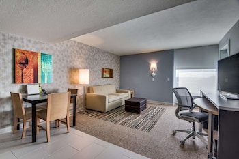 Suite, 1 Queen Bed, Accessible (Mobility & Hearing, Roll-in Shower)