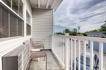 King Room w/ Balcony (No Pets)