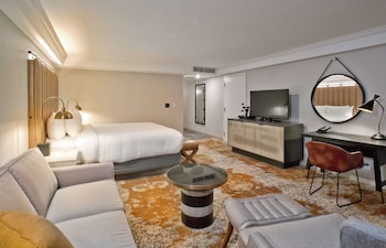 Junior Suite, 1 King Bed Balcony, Soaking Tub Corner