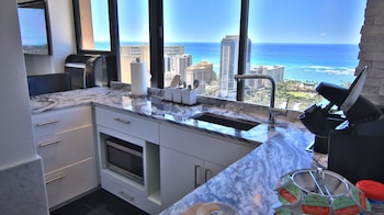 Suite, 1 King Bed, Ocean View, Corner (High Floor)