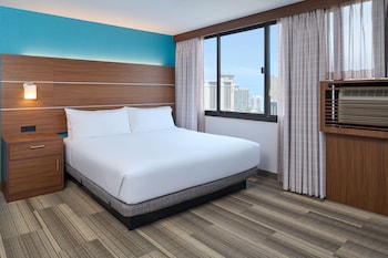 Standard Room, 1 Queen Bed, Roll-in Shower (Communications)