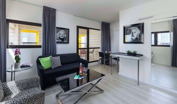 Suite, 1 Queen Bed, Non Smoking, Balcony