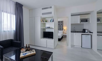 Junior Suite, 1 Queen Bed, Non Smoking, Kitchenette