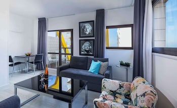 Suite, 1 Queen Bed, Non Smoking, Balcony