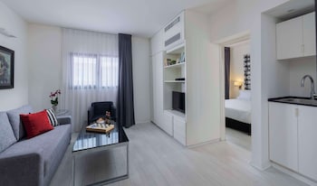 Junior Suite, 1 Queen Bed, Non Smoking, Kitchenette