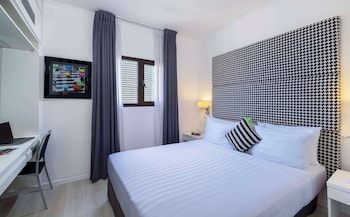 Suite, 1 Queen Bed, Non Smoking, Balcony