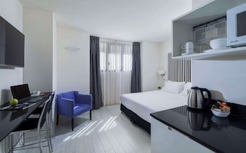 Standard Room, 1 Queen Bed, Non Smoking, Kitchen