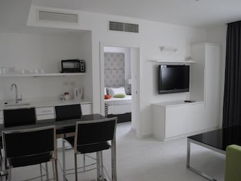Suite, 1 Queen Bed, Non Smoking, Kitchenette