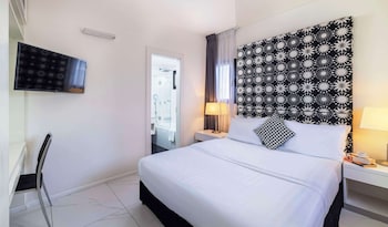 Suite, 1 Queen Bed, Non Smoking, Kitchenette
