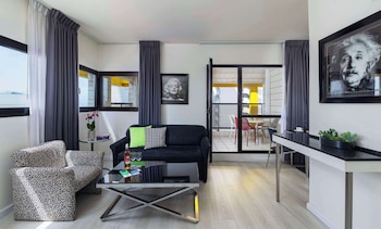 Suite, 1 Queen Bed, Non Smoking, Balcony