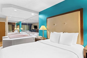 Standard Room, 1 Queen Bed, Non Smoking, Jetted Tub