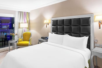 Executive Room, 1 King Bed (Corner Sea View)