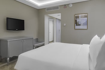Executive Room, 1 King Bed (Corner Sea View)