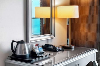 Room, 1 King Bed (Corner Sea View)