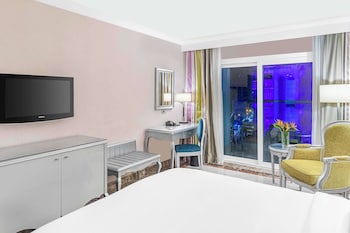 Room, 1 King Bed (Corner Sea View)