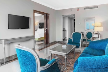 Suite, 1 King Bed, Partial Sea View