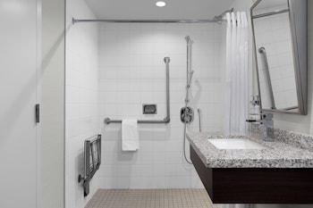 Standard Room, 1 Queen Bed, Roll-in Shower (Mobility)