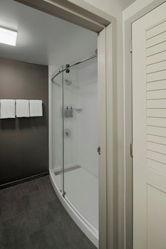Room, 2 Queen Beds, Hearing Accessible (Roll-in Shower)