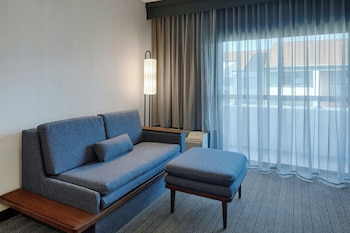 Room, 1 King Bed, Hearing Accessible (Roll-in Shower)