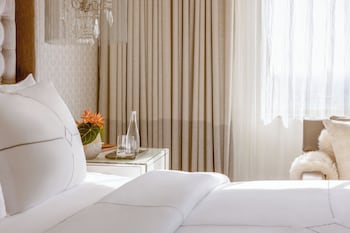 Deluxe Room, 1 King Bed, City View