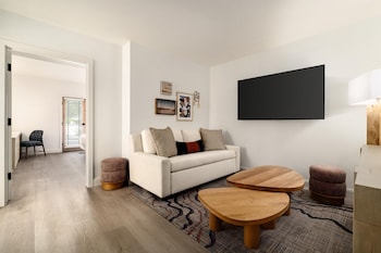 Junior Suite, 1 King Bed, Accessible