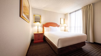 Petite Room 1 Queen Non-Smoking