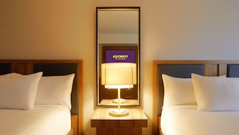 Luxury Room 2 Queens Non-Smoking