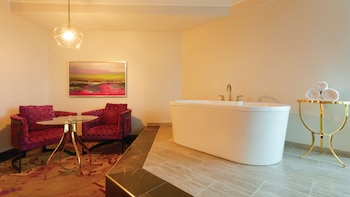 Spa Suite 1 King Non-Smoking