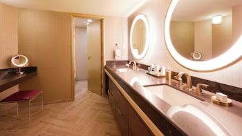 Spa Suite 1 King Non-Smoking