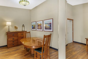 Suite, 1 King Bed, Non Smoking, Jetted Tub (with Sofabed)