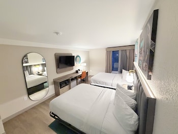 Deluxe Room, 2 Queen Beds, Non Smoking