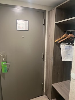 Deluxe Room, 1 King Bed, Non Smoking
